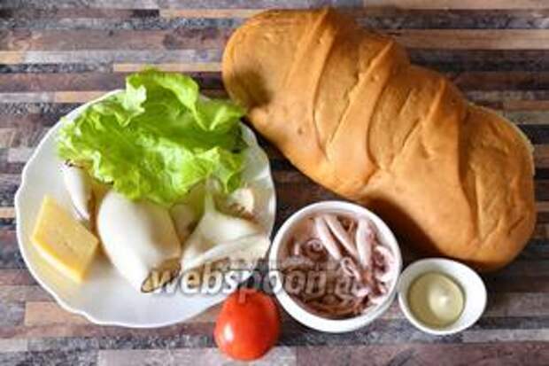 Для приготовления закуски с осьминогами, кальмарами и сыром вам понадобится батон, майонез, помидор, осьминоги в масле, листья салата, кальмары отваренные, сыр.