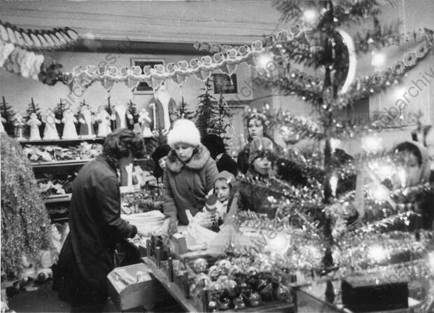 1973. Покупатели на новогоднем базаре в универмаге «Гостиный двор» 1973. Покупатели на новогоднем базаре в универмаге «Гостиный двор»