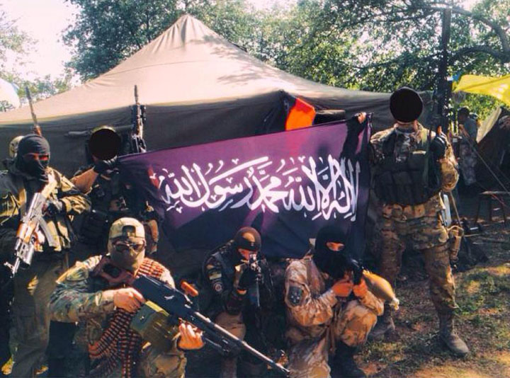 Боевики из батальона «Торнадо» с флагом ИГИЛ Боевики из батальона «Торнадо» с флагом ИГИЛ