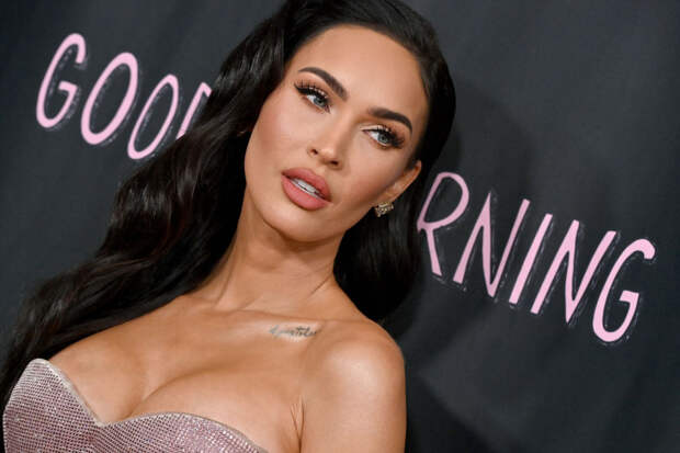 Megan Fox posing red carpet