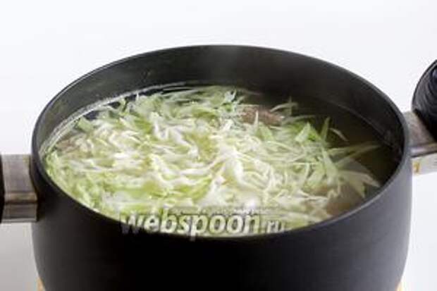 Капуста добавляется у меня после того, как картошка почти разварится. Мясо обязательно должно покипеть вместе с капустой, тогда получается тот нужный тандем и запах. Хоть я люблю капусту ощущать «на зубок».