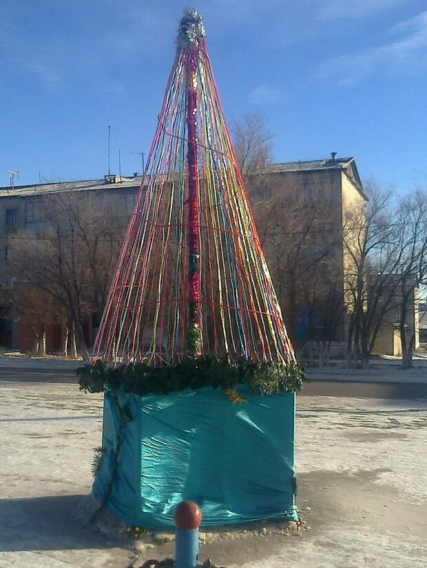 И вот она, нарядная, на праздник к нам пришла городская, прикол, центральная, ёлка
