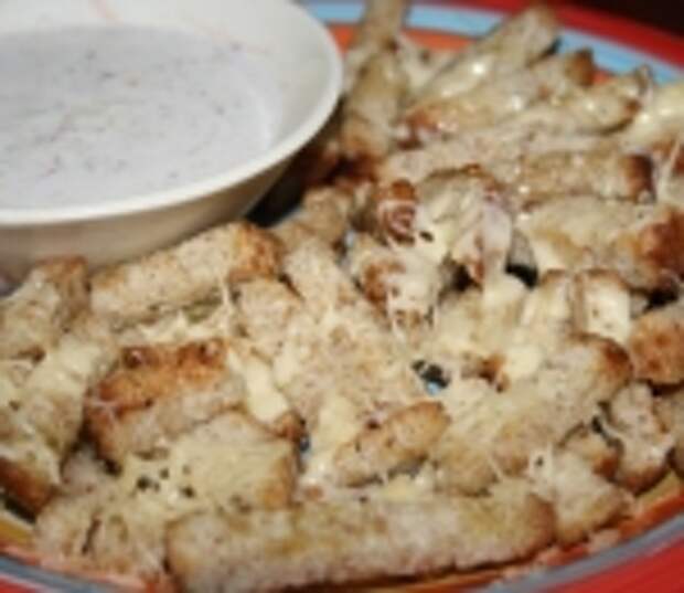 Пшеничные сухарики с сыром + йогуртовый соус с овощами