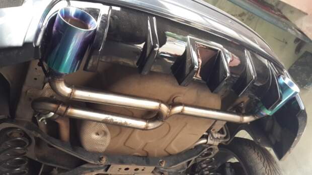 Зачем автомобилю две выхлопные трубы