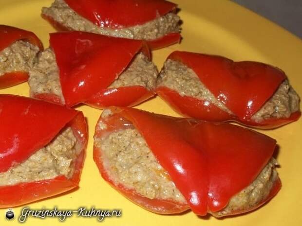 Красный болгарский перец с орехами