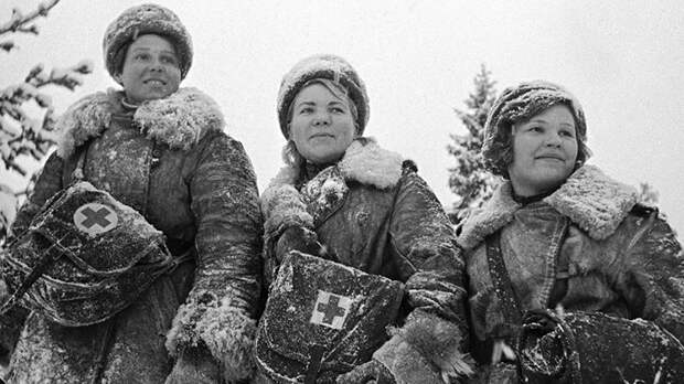 Три женщины-санинструктора стоят, готовые к несению службы. 1941-1945, вов