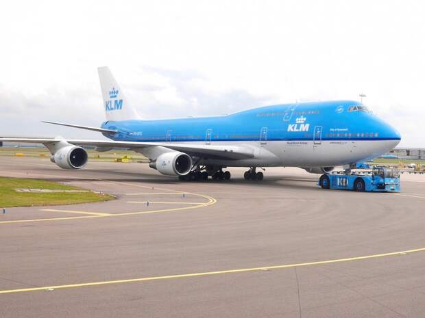 KLM и Air France объединились в 2004 году, но продолжают работать под разными брендами. KLM является одной из старейших и наиболее уважаемых компаний в авиационной отрасли. У компании не было ни одной катастрофы за последние сорок лет.