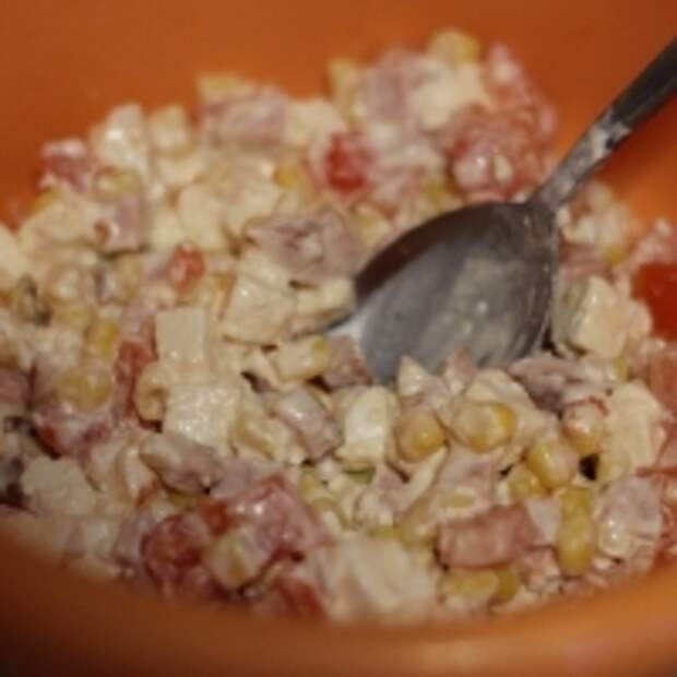 Нажмите, чтобы увеличить Салат с кукурузой, сарделькой и брынзой шаг 4