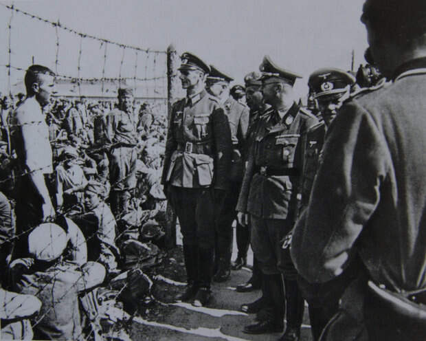 Минск, 15 августа 1941 г. (фото Franz Gayk). Г. Гиммлер инспектирует лагерь для военнопленных и гражданских лиц. В верхнем углу можно рассмотреть кинокамеру, съемку на которую вел, скорее всего, Вальтер Френтц.