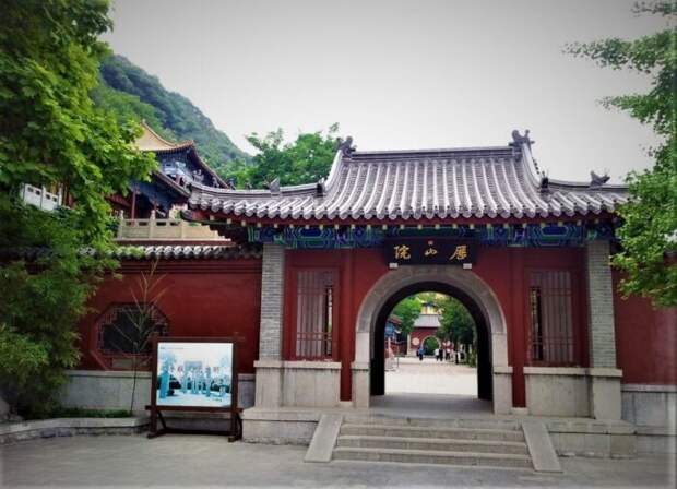 Вход на территорию Парка тысячи Будд, где собрана самая большая коллекция изваяний и изображений будд в мире (Цзинань, Китай). | Фото: tourpedia.ru. Вход на территорию Парка тысячи Будд, где собрана самая большая коллекция изваяний и изображений будд в мире (Цзинань, Китай). | Фото: tourpedia.ru.