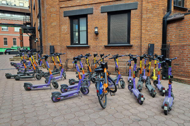 РИА: мошенники начали расклеивать поддельные QR-коды на прокатные самокаты