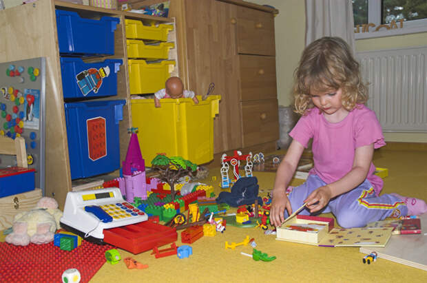 Девочка играет в игрушки