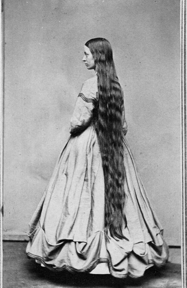 Одна из сестер Сазерленд демонстрирует свои длинные волосы.