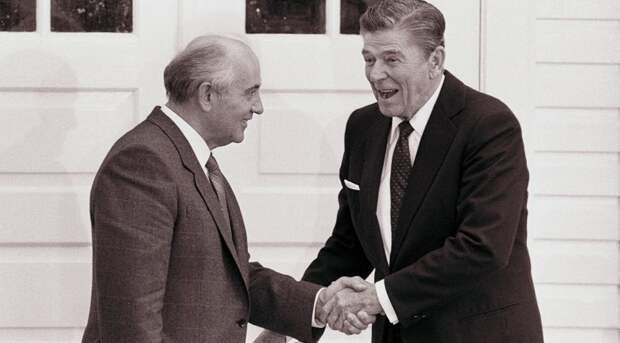 Политолог: Пора кончать с жестами доброй воли, чтобы не повторить СССР