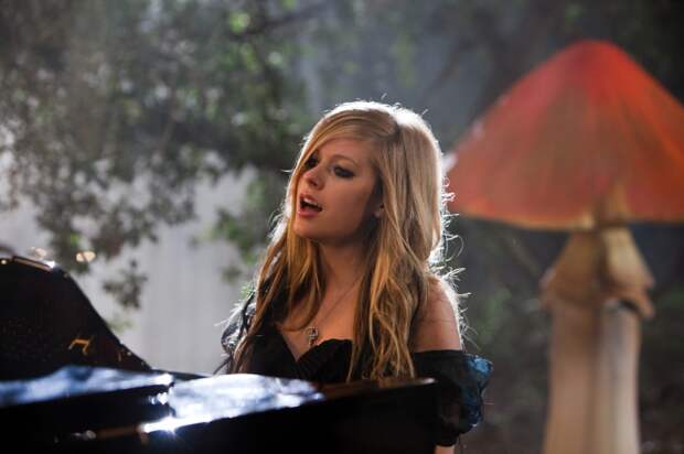 Клип Avril Lavigne – Alice