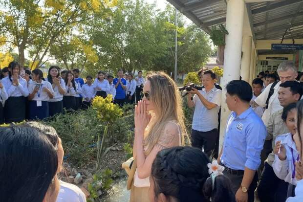 Актрису Анджелину Джоли засняли в Камбодже после слухов о неудачной пластике