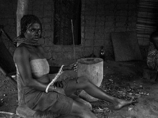 Арестованная девушка со стрелой в ноге в Бельгийском Конго 1890 года