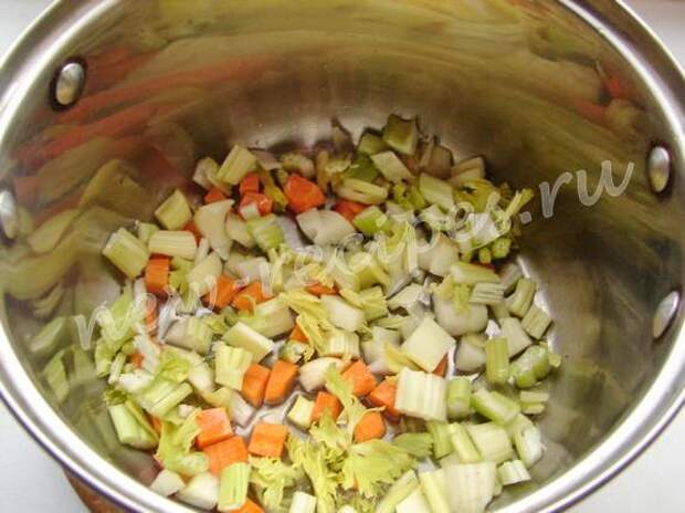 обжариваем лук с морковкой и сельдереем обжариваем лук с морковкой и сельдереем