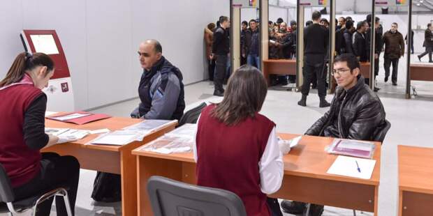 В Екатеринбурге иностранцы снесли дверь в миграционный центр