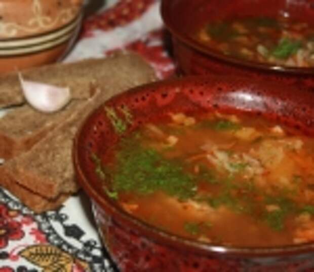 Щи со свежей капустой, индейкой и острыми колбасками