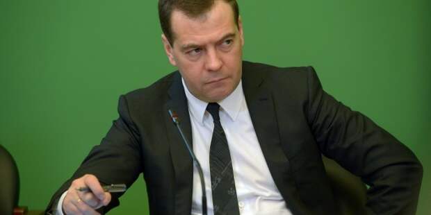 Медведев: повышение пенсионного возраста неизбежно