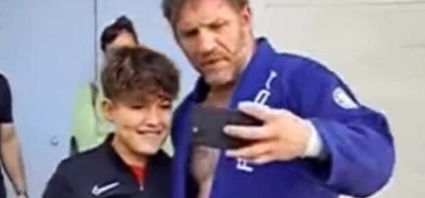 Актёр Том Харди и фото с юным фанатом