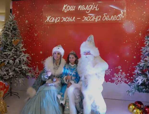 Подарки от президента получили дети на новогодней ёлке в Алматы
