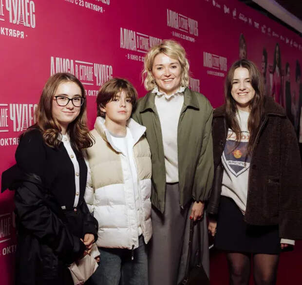 Надежда Михалкова с детьми и племянницей (слева)