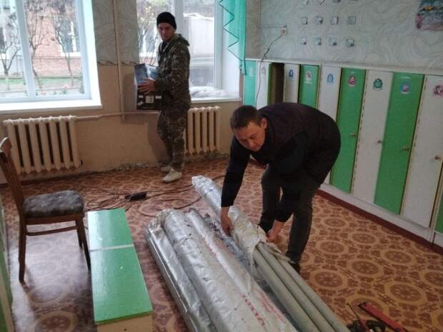 Специалисты из Адыгеи ремонтируют систему отопления в детском саду Геническа