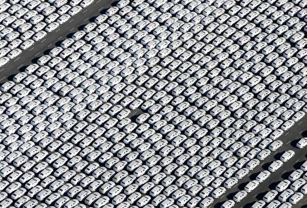 НОВЫЕ АВТОМОБИЛИ VOLKSWAGEN. ИЗ-ЗА НЕИСПРАВНОГО ПРОГРАММНОГО ОБЕСПЕЧЕНИЯ АВТОКОНЦЕРН ВЫНУЖДЕН ОТОЗВАТЬ ОКОЛО 11 МИЛЛИОНОВ ПРОДАННЫХ АВТОМОБИЛЕЙ ПО ВСЕМУ МИРУ. ЭМДЕН, ГЕРМАНИЯ.