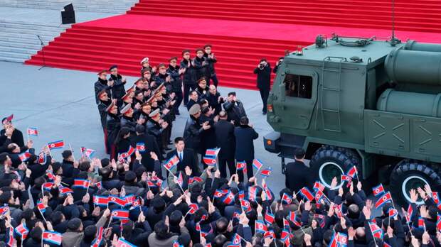 Ким Чен Ын проехал по площади в Пхеньяне на новейшей РСЗО