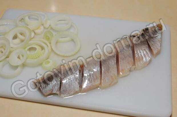 рецепт Закуска из сельди с маринованными опятами