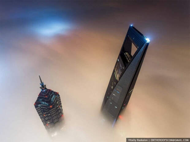 Высота башни составляла примерно 650 метров вместе со стрелой крана — на нее руферы и залезли. С башни удалось снять соседние комплекс Цзинь и Шанхайский всемирный финансовый центр.