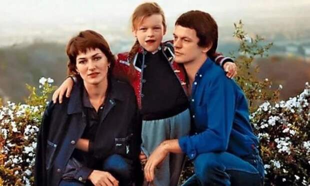 Милла Йовович с родителями. Фото: pressa.tv