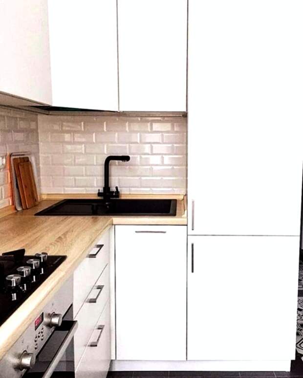 Большой холодильник предусмотрительно встроили в шкаф. | Фото: © persitskaya. Большой холодильник предусмотрительно встроили в шкаф. | Фото: © persitskaya.