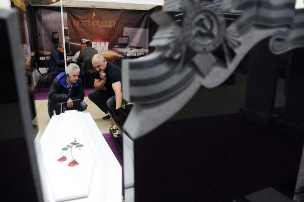 Выставка похоронной моды в Москве (50 фото)