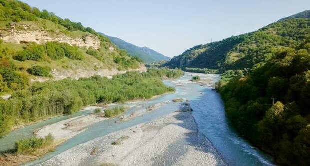 Россия. Домбайская поляна. The Teberda River in the Caucasus Mountains. Along it is the Military-Sukhum road. Karachay-Cherkess Republic. Фото Mayk