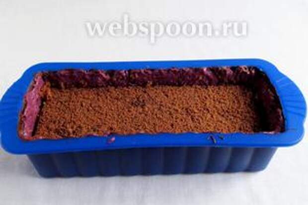 Затем кладём второй корж и прижимаем. Снова мусс.