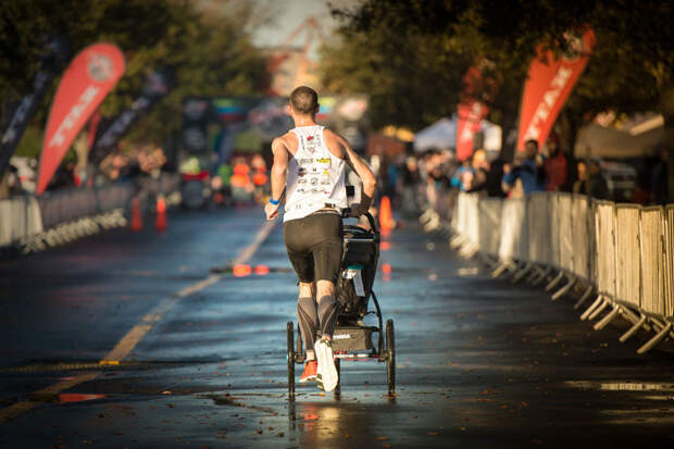 dad-wins-marathon-pushing-stroller-baby-daughter-calum-neff-6