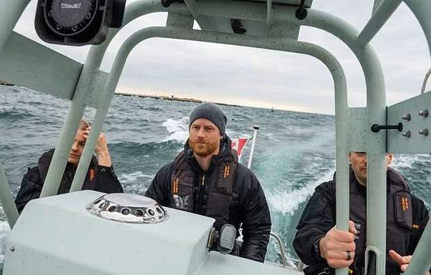 Принц Гарри с сопровождением