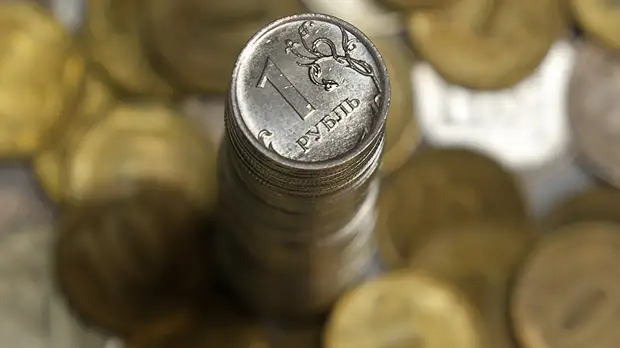 Рубль снижается к доллару и евро