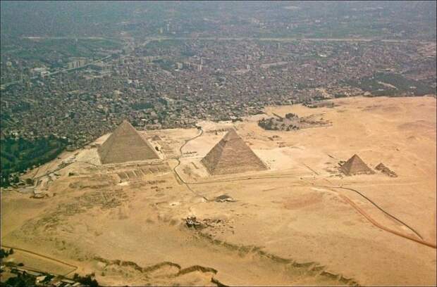 Вид на египетские пирамиды сверху.