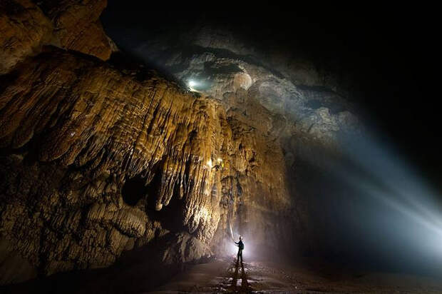 Подземный мир, обнаруженный случайно красота, пещера, туристы
