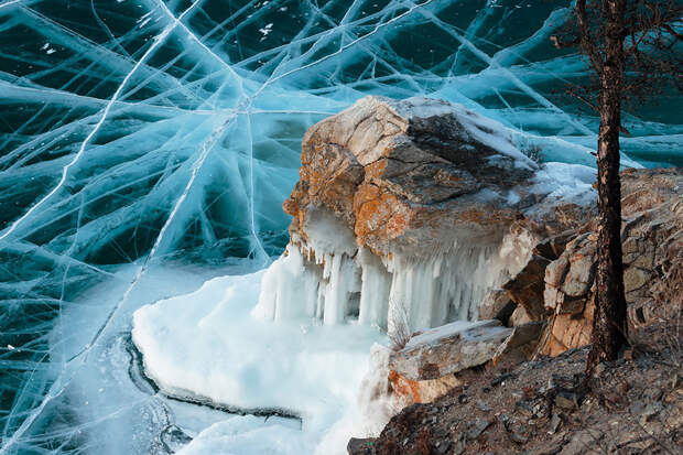 10. Даже зимой, скованный льдом, Байкал дышит. Слышны глубинные взрывы, скрип трещин, треск ломающегося льда. байкал, озеро, фотография