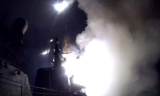 На фото: запуск крылатых ракет "Калибр" с кораблей Каспийской флотилии. Минобороны РФ/ТАСС