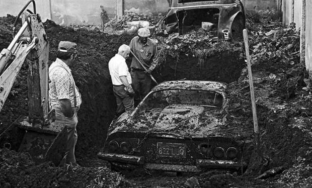 История про закопанную в землю “Феррари” (6 фото)