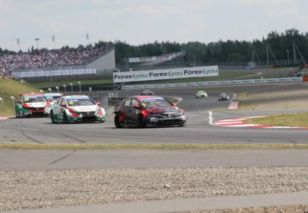 В прошлом году победу на российском этапе WTCC одержала французская команда Citroen Racing. Велика вероятность, что история повторится и в этот раз. В любом случае Moscow Raceway посетят выдающиеся гонщики, у которых можно будет взять автограф прямо в паддоке.