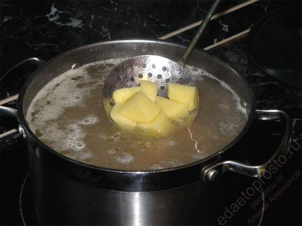 добавьте в суп картофель. пошаговое фото этапа приготовления горохового супа