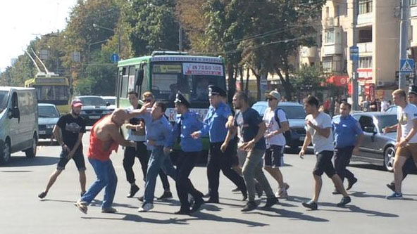 В Харькове «активисты» и милиция гонялись за мужчиной в футболке «СССР»: началась драка В Харькове «активисты» и милиция гонялись за мужчиной в футболке «СССР»: началась драка