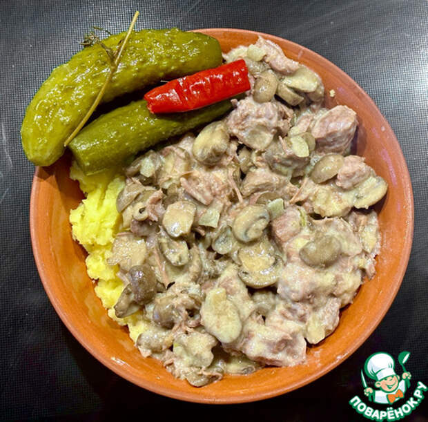 Голяшка говяжья томлёная с грибами в сливках